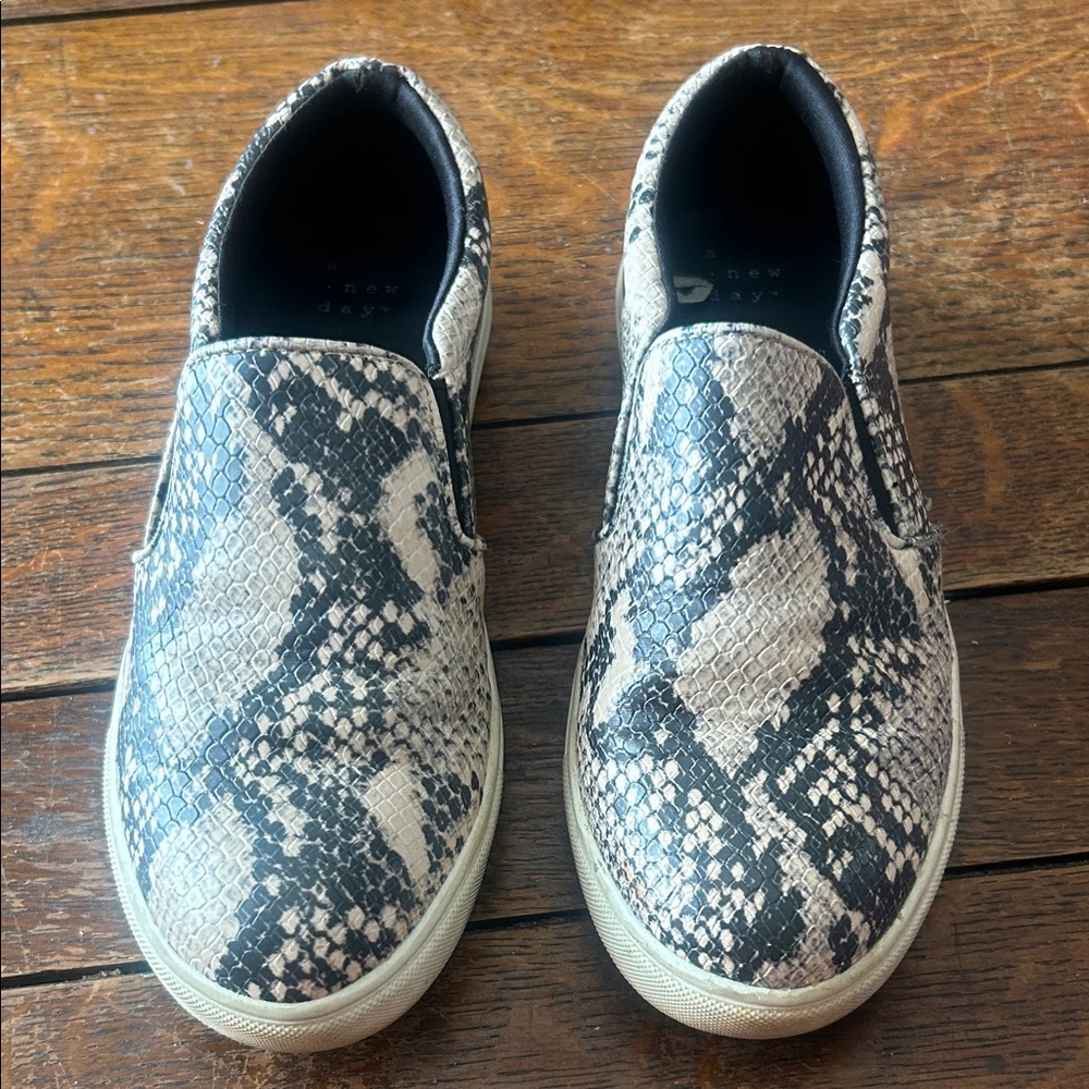 a new day Kids Slip-On Sneakers in Black and White Snake Print